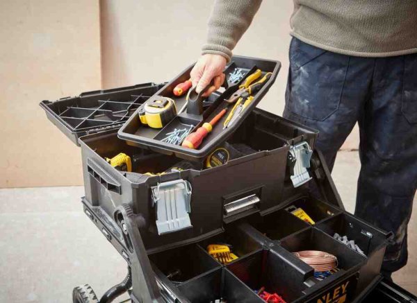 Ящик професійний FatMax Mobile Work Station Cantilever, розміри 549x733x413мм, з колесами STANLEY 1-94-210
