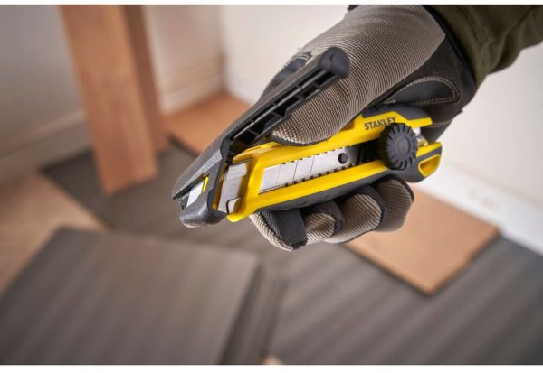 Ніж c висувним лезом шириною 18 мм, що фіксується STANLEY STHT10500-0