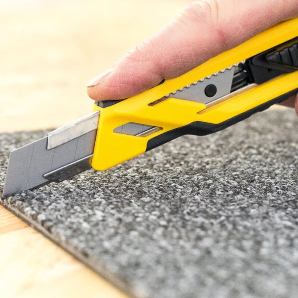 Ніж c висувним лезом шириною 18 мм, що фіксується STANLEY STHT10266-0