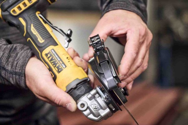 Шліфмашина кутова - болгарка акумуляторна безщіткова DeWALT DCG404N