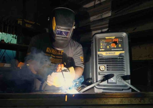 Зварювальний апарат інверторний DeWALT DXWDMIG200E