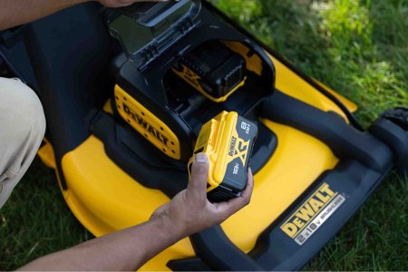 Газонокосарка акумуляторна безщіткова DeWALT DCMWP134KIT