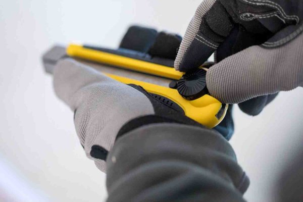 Ніж DynaGrip довжиною 180 мм з лезом шириною 25 мм з сегментами, що відламуються і гвинтовим фіксатором STANLEY 0-10-425