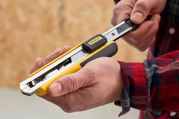 Ніж FatMax Cartridge довжиною 180 мм з лезом шириною 18 мм з сегментами, що відламуються STANLEY 0-10-481