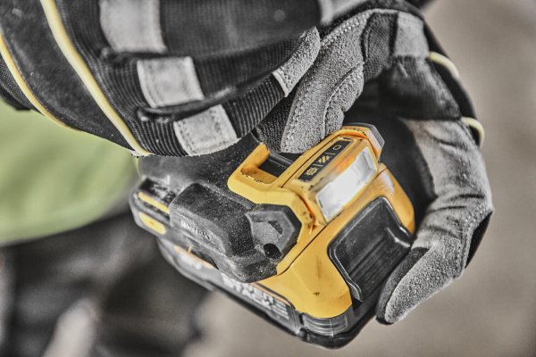 Дриль-шуруповерт акумуляторний безщітковий DeWALT DCD800E2T