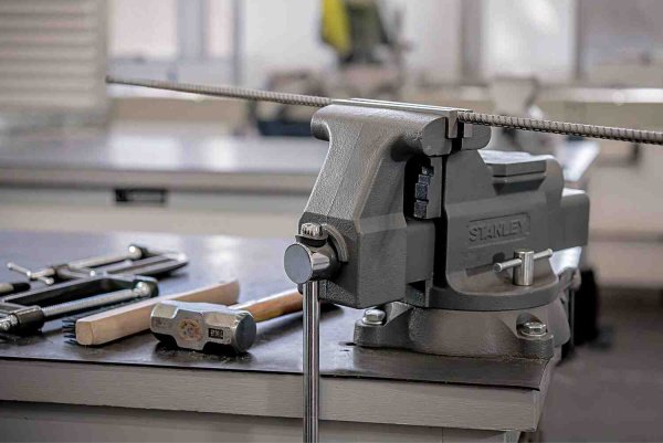 Лещата MaxSteel для великого навантаження з зусиллям стиснення 1400 кг STANLEY 1-83-066
